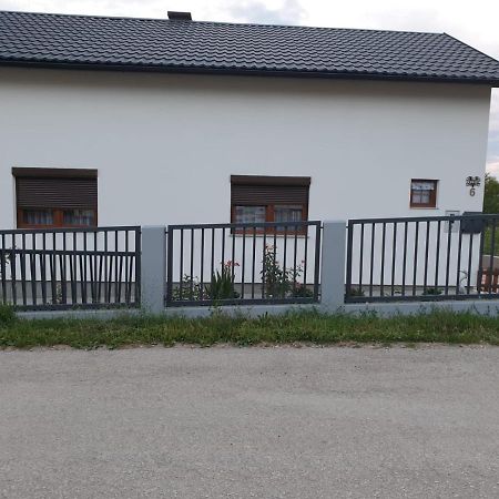 Apartman Filip Udbina Exterior foto