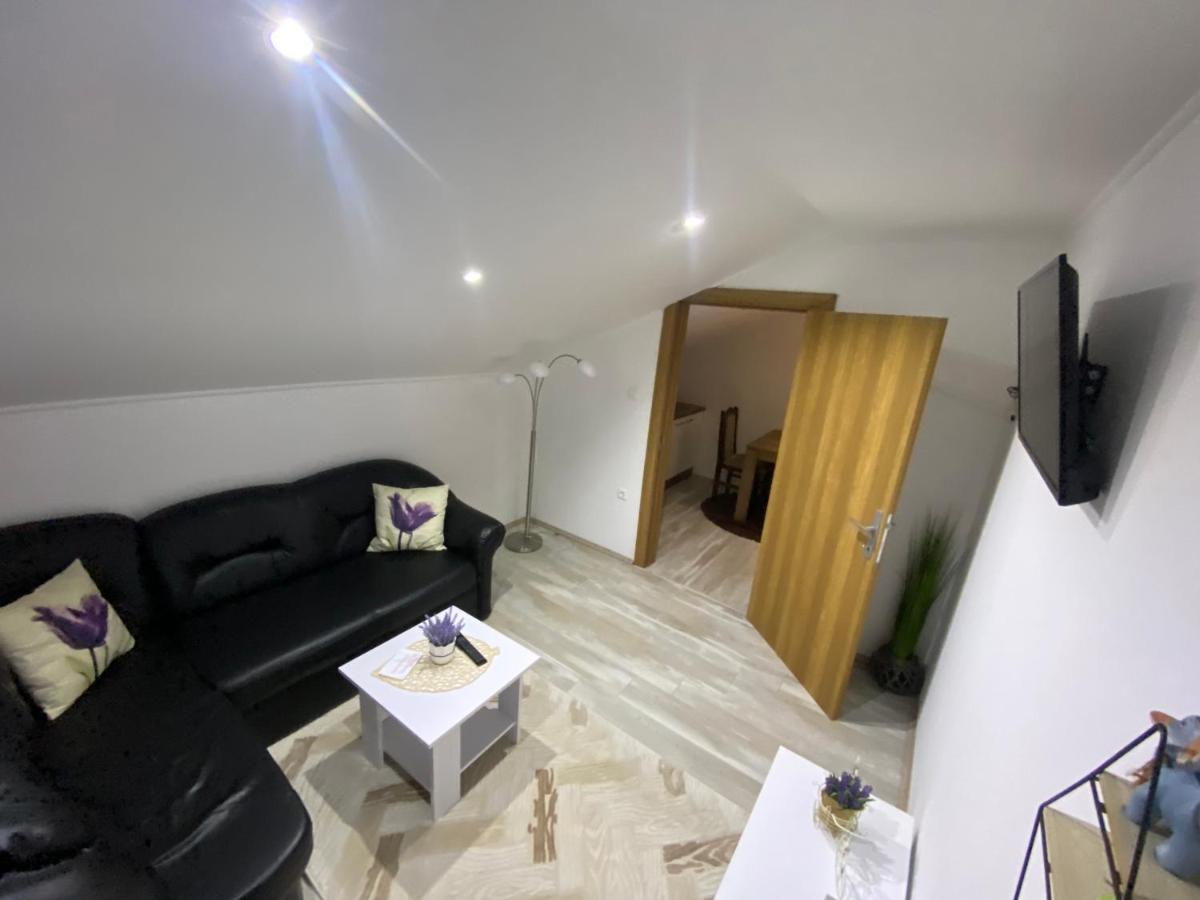 Apartman Filip Udbina Exterior foto
