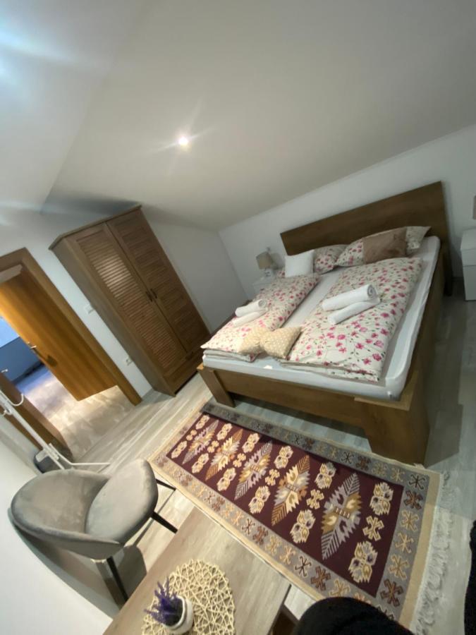 Apartman Filip Udbina Exterior foto