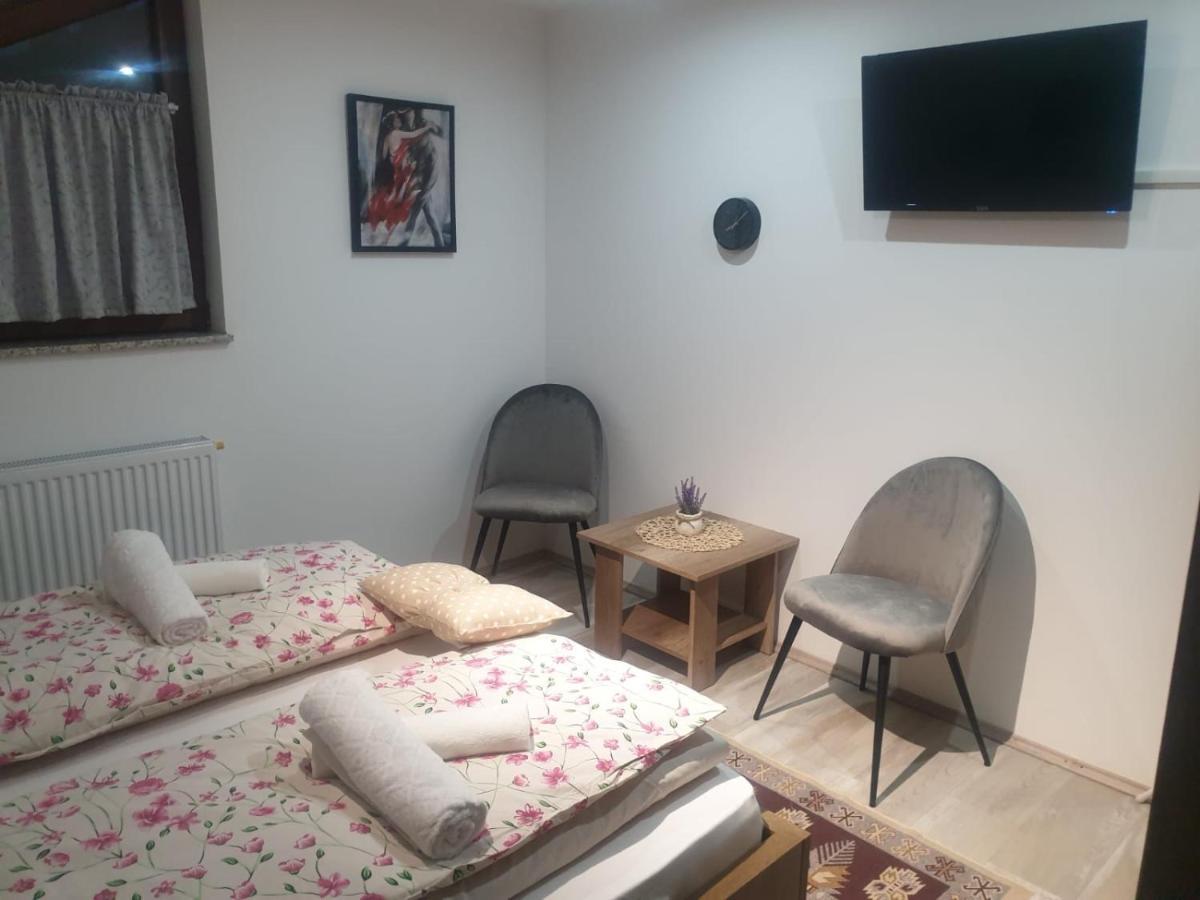 Apartman Filip Udbina Exterior foto